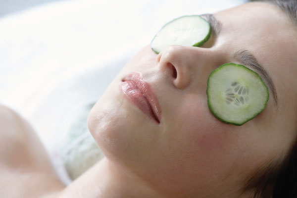 Use cucumbers to get rid of puffy eyes