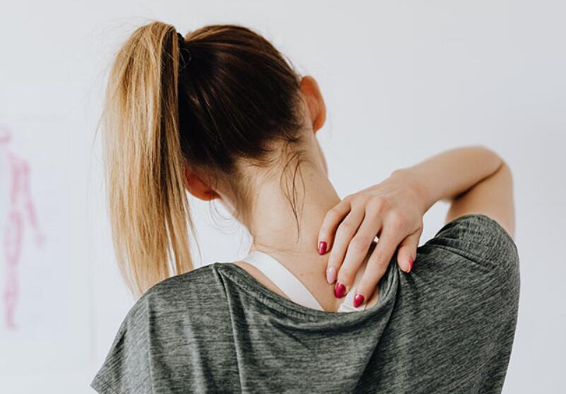 neck-pain-radiating-to-the-shoulder-tips-for-relief