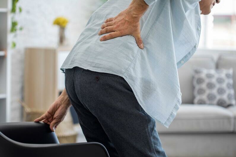 14 Common Causes of Right Side Pain Above Hip