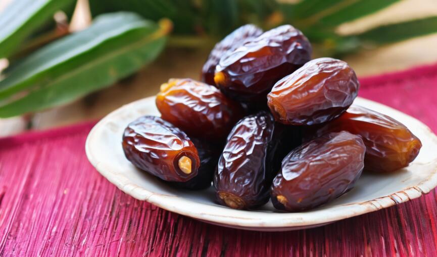 How to Eat Dates